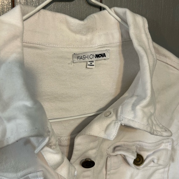 Fashion Nova Distressed Jean Jacket Size M - Picture 3 of 4